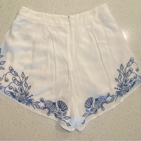 LF Rouge BrandShorts Size 8 White with blue embroidery NWT - Picture 3 of 8